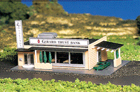 Bachmann Industries Drive-In Bank w/Figures (Assembled)